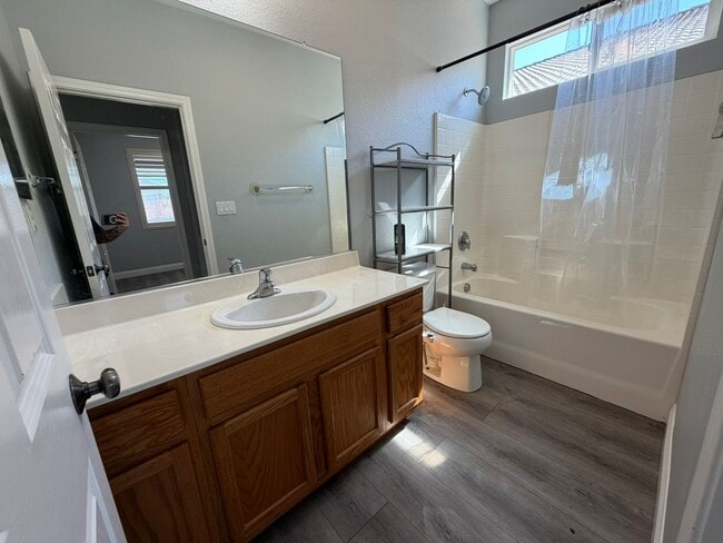 Building Photo - AVAILABLE NOW! LEASE TODAY! 4 Bedroom 3 Bath Elk Grove Home with Bonus Room!