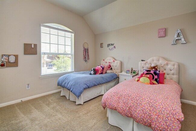 Building Photo - 25710 Oakwood Knoll Dr