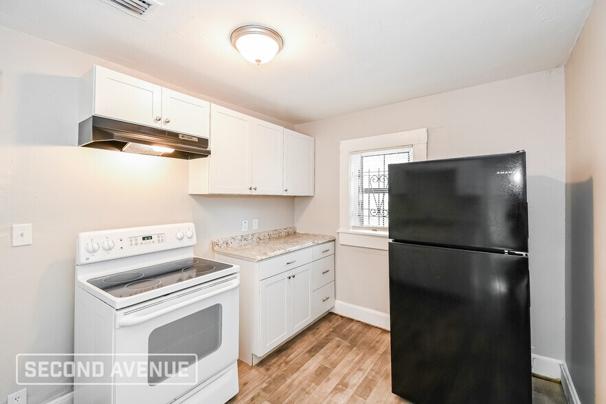 Building Photo - 1740 W 10th St