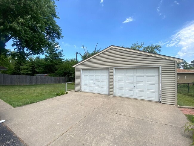 Building Photo - COMING SOON!!  3 Bedroom, 1 Bath Home Available Now!