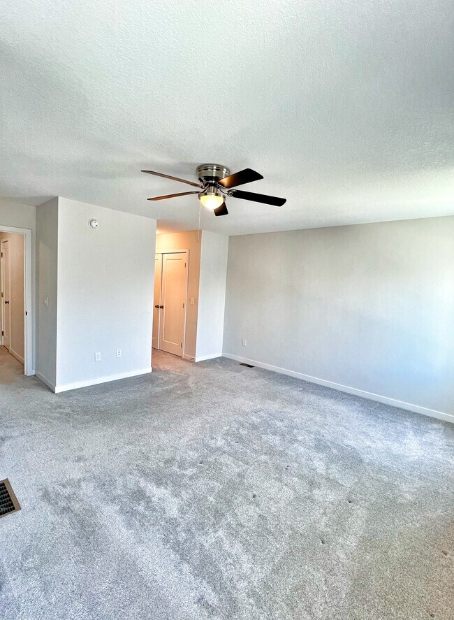 Building Photo - 327 NE Otter Dr