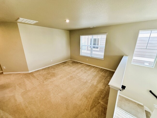 Building Photo - Beautiful 3 Bedroom Home (Available Immedi...