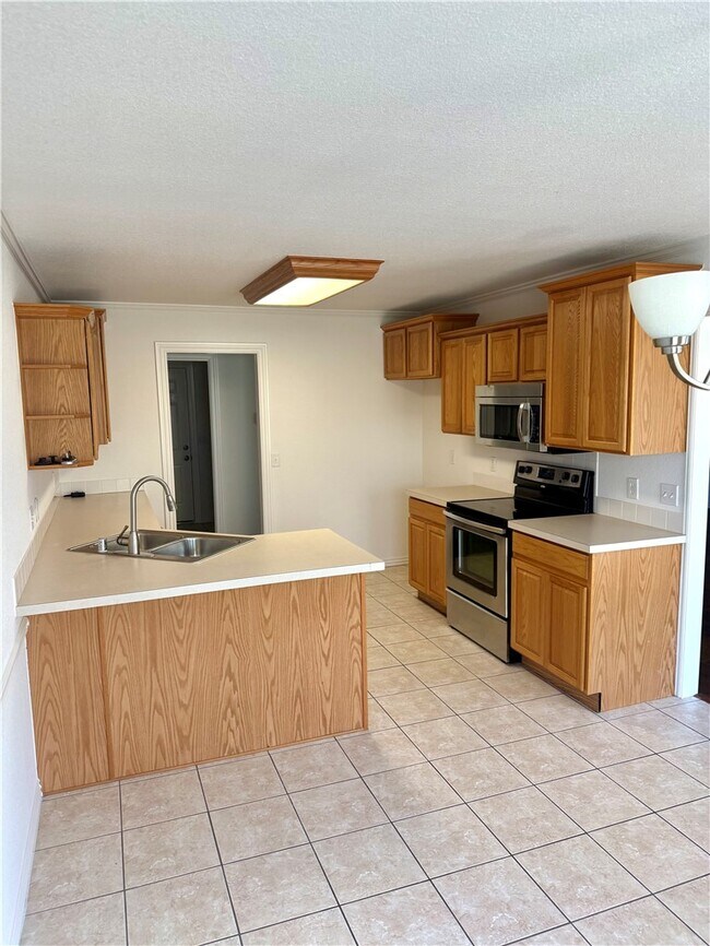 Building Photo - 5102 Roxbury Way