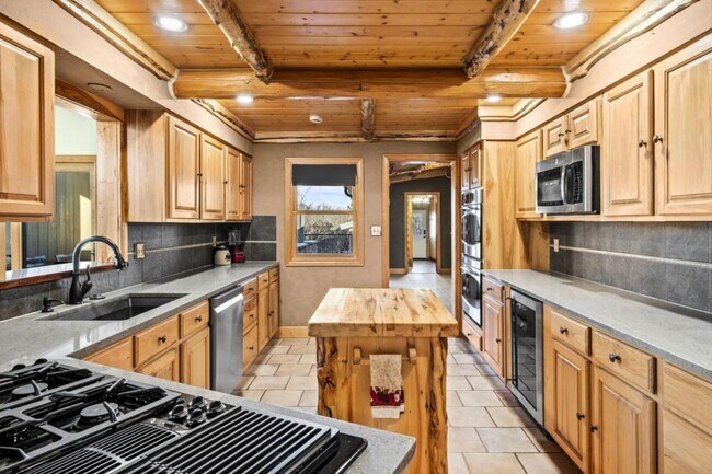 Building Photo - 306 Lona Dr