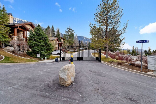 Building Photo - Beautiful 4 bedroom 3.5 bath alongside the Wasatch Mountains!