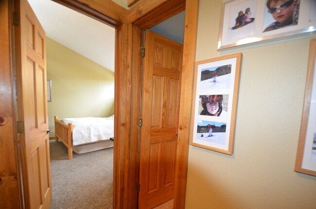 Building Photo - Pets Negotiable!  Walk to town, community hot tub! 2 month lease!