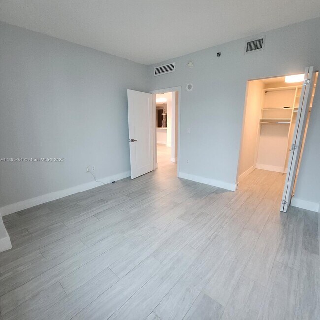 Building Photo - 950 Brickell Bay Dr