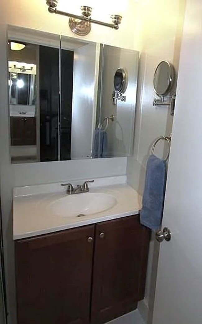 Building Photo - Updated 1 bedroom condo in ideal North Reading / Andover Rte 28 location.