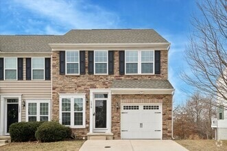 Building Photo - Stunning Town Home in Pike Creek