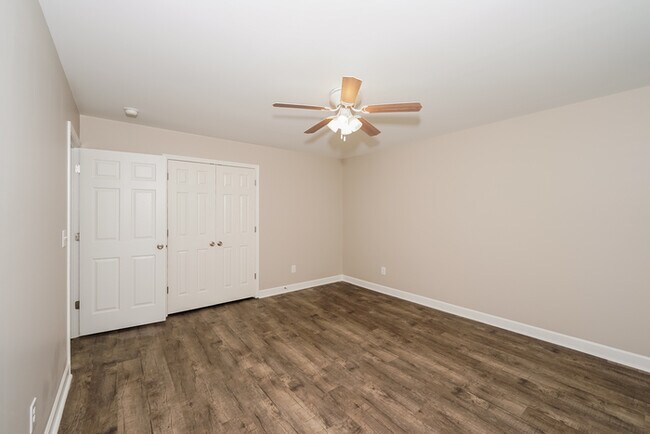Building Photo - 240 Willowridge Ln