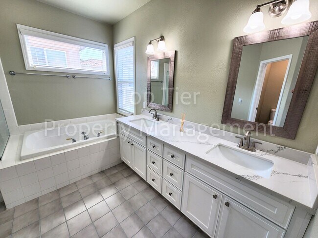 Building Photo - Stunning Newly Remodeled 4 bed / 2.5 bath ...