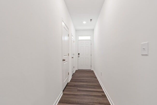 Building Photo - Limited-Time Offer: Modern 3-Bedroom Townh...