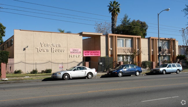 Primary Photo - Vanowen Town House