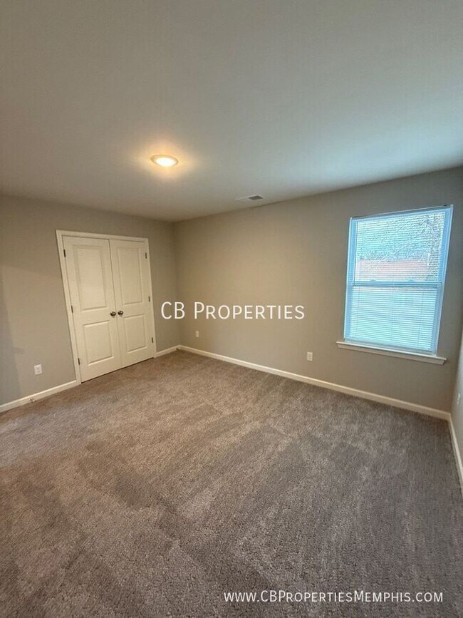 Building Photo - 729 N Dunlap St