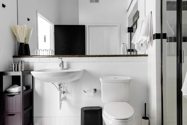 Building Photo - 700 N Graham St