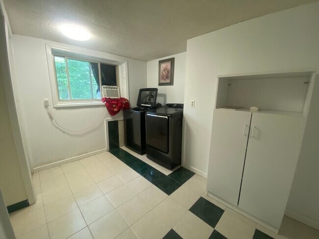 Building Photo - Secluded 4 bedrooms 3 baths with 2 car garage and fenced in yard in the town of Rutland for rent!