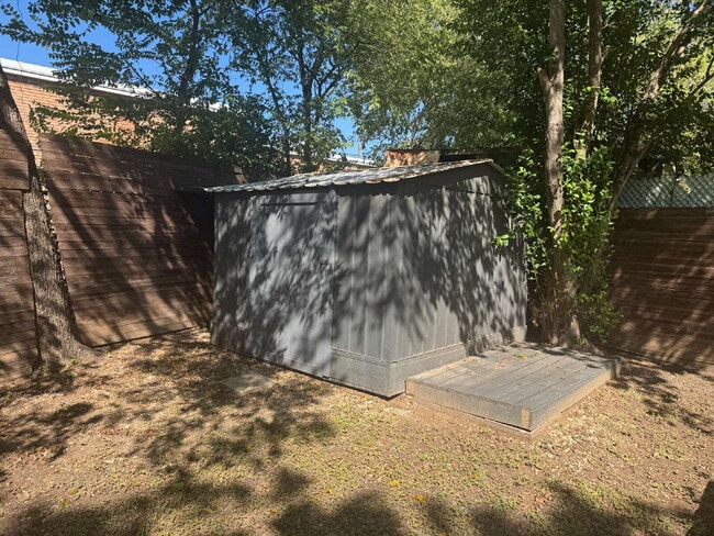 Building Photo - Updated & Charming in the Heart of North C...