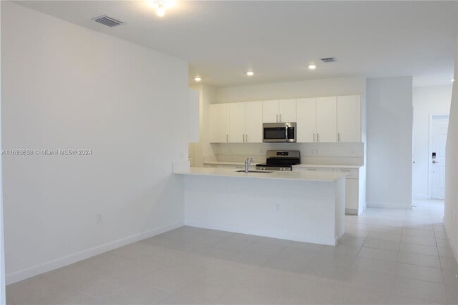 Building Photo - Oakmont, Dania Beach, FL 33068 - 3 BR 2.5 ...