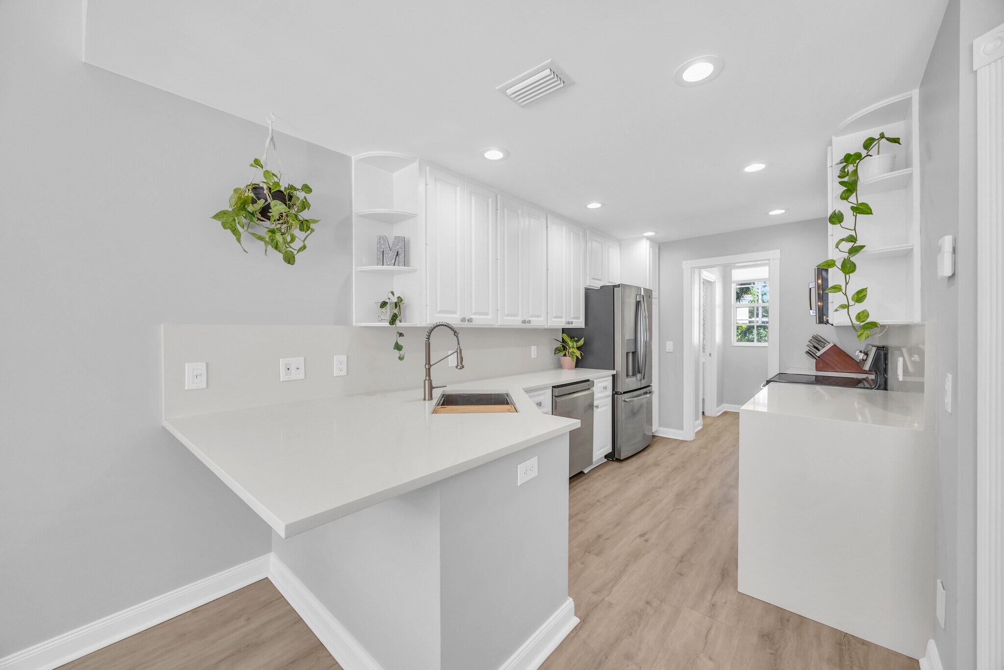 Kitchen/Open Concept - 418 Capistrano Dr