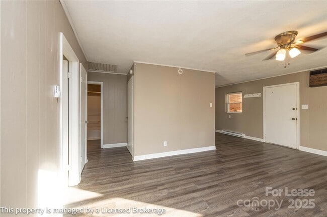 Building Photo - 213 Roslyn Rd