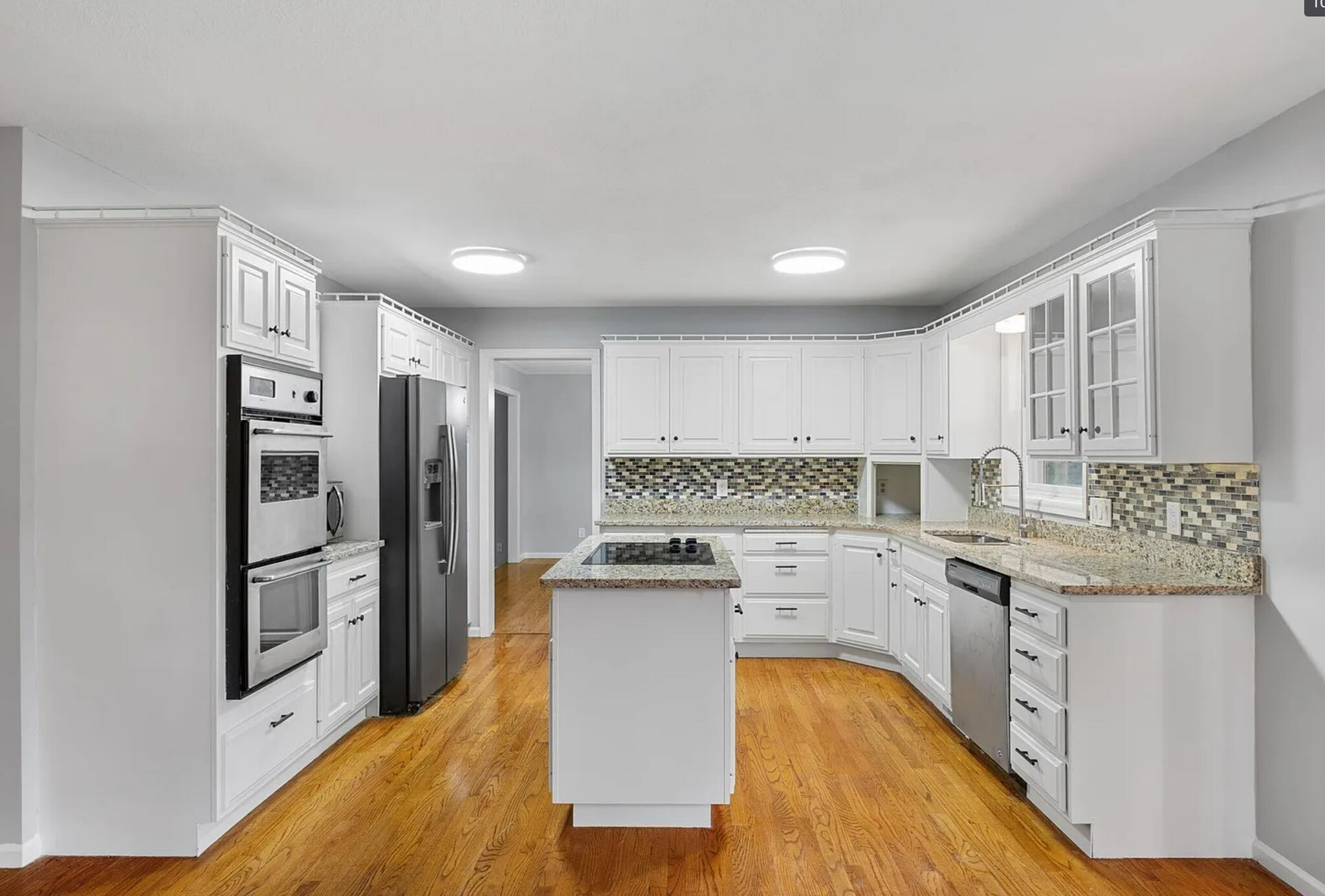 Building Photo - 1900 Vernon Dr S