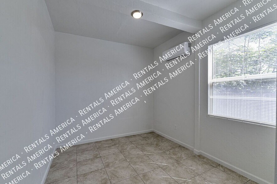 Building Photo - 2810 W Carnauba St