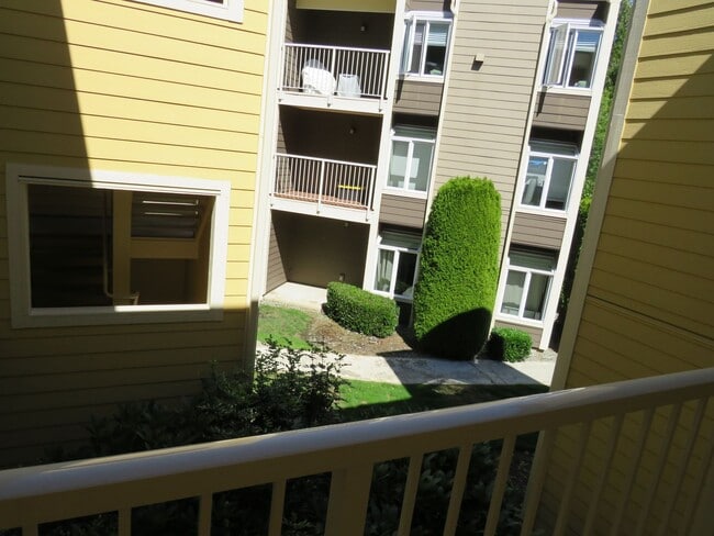 Building Photo - Redmond Downtown Charming 530 sf Studio $ 1695.00 includes parking