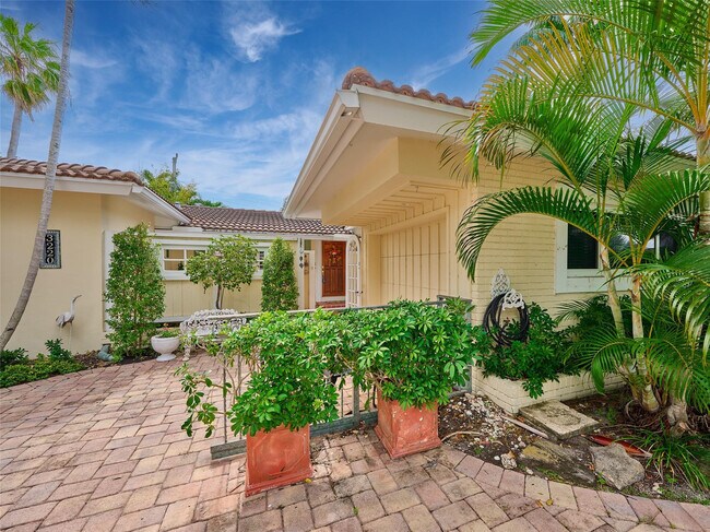 Building Photo - 3220 Oleander Way