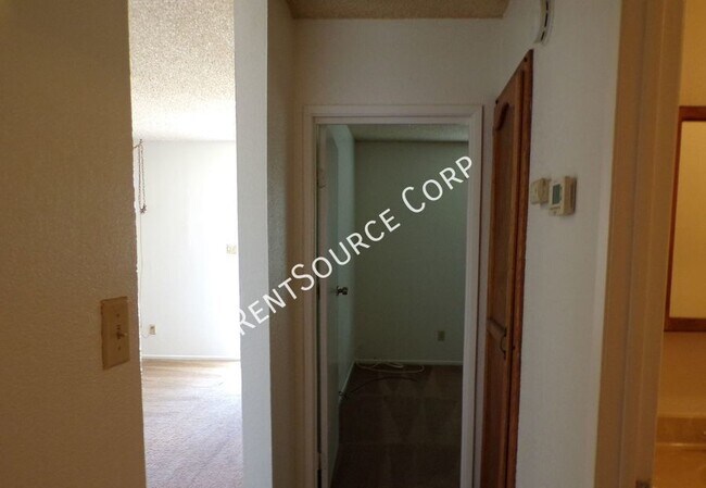 Building Photo - 2 Bedroom duplex for rent in Barstow