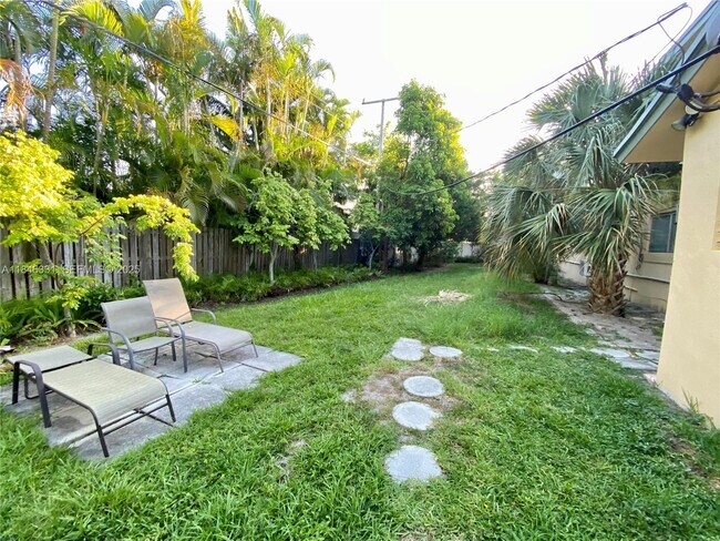 Building Photo - 2716 NE 30th Pl