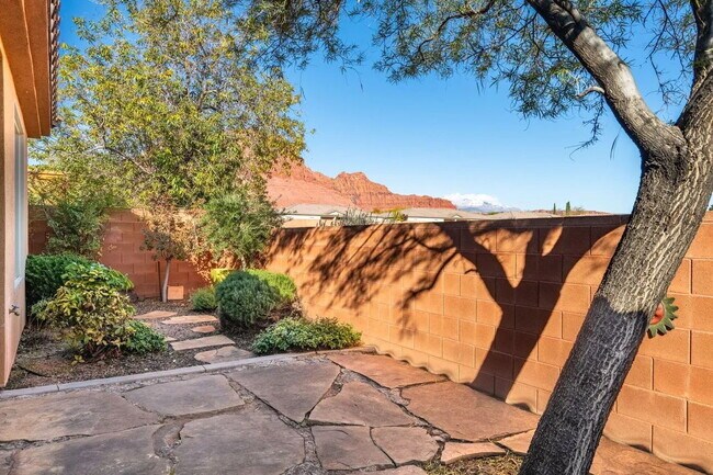 Building Photo - This beautiful Gem is ready for you to move into now.  Stunning views, spacious floor plan. Call ...