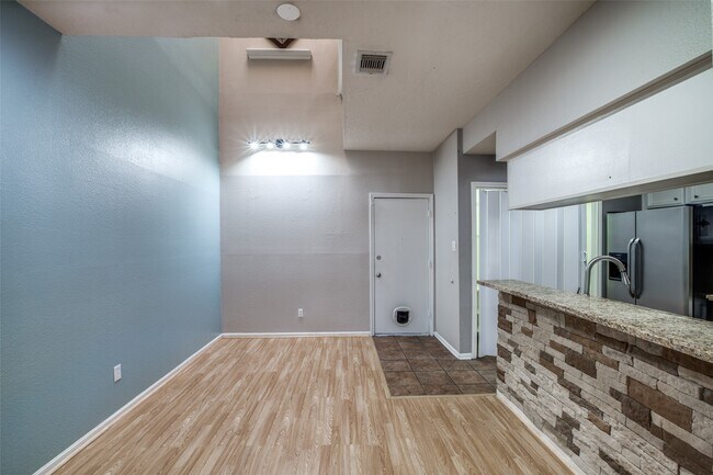 Building Photo - 800 Country Pl Dr