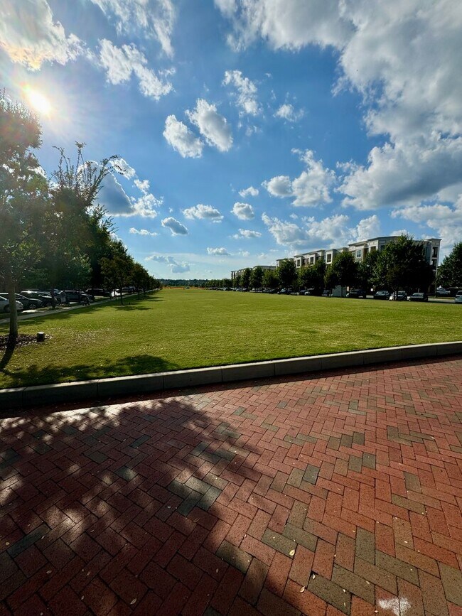 Building Photo - Beautiful 3BR/3.5BA Townhome in Rea Farms