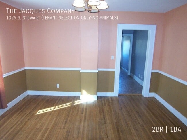 Building Photo - 1025 S Stewart Ave