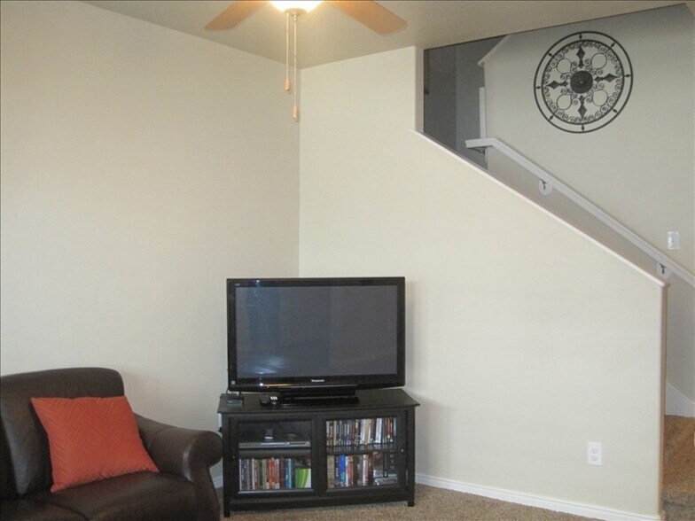 Building Photo - 911 Halstead Dr