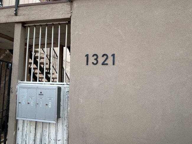 Building Photo - Upstairs 2 Bed 1 Bath