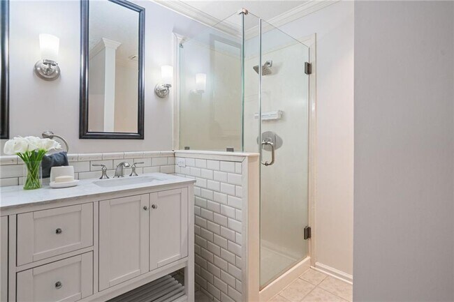 Building Photo - 10965 Pinehigh Dr