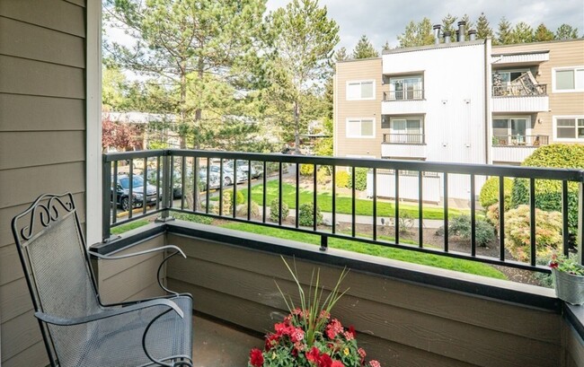 Building Photo - Charming 2-2 Condo in Moss Bay – Available April 5