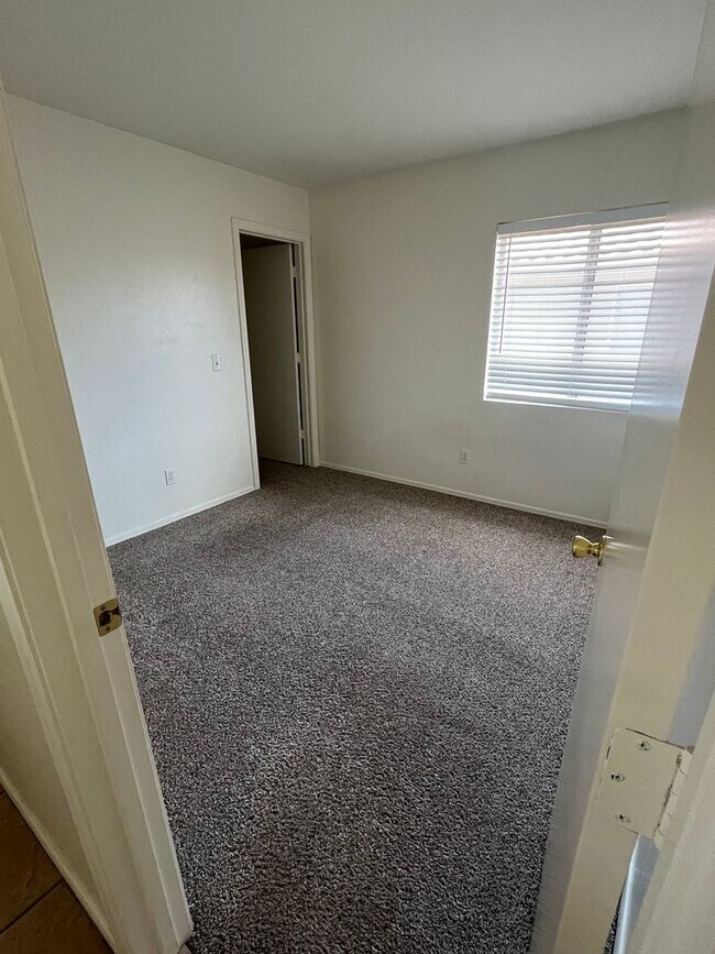 Building Photo - GREAT 4 BEDROOM 2 BATH HOME