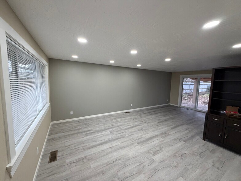 Building Photo - 4640 Wyoming Ave NE