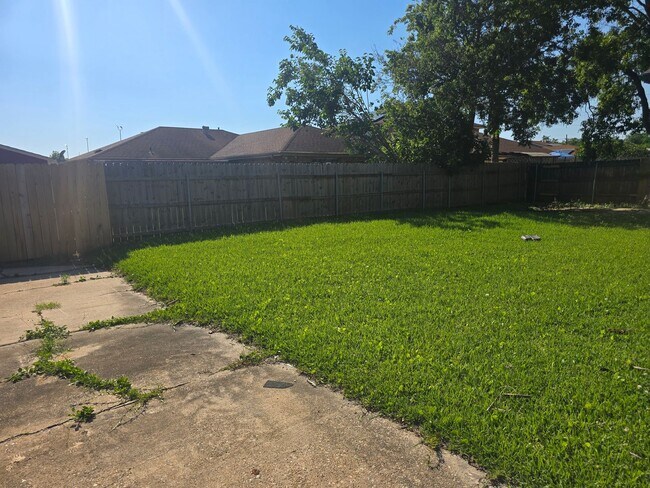 Building Photo - Single Family Home 6 Bedroom 2 Baths