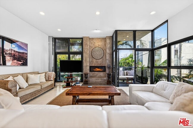 Building Photo - 11 Voyage St