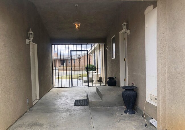 Building Photo - Coming Soon! Recently Remodeled Large Home!