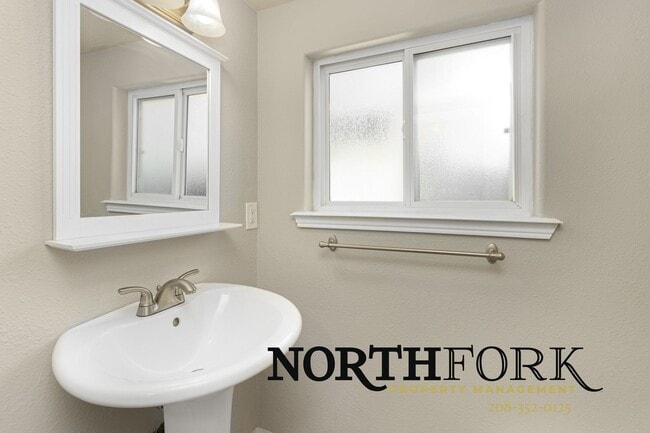 Building Photo - Boise Bench Home Available 6/1