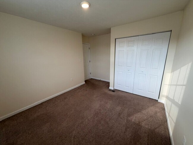 Building Photo - 422 Labrador Ln