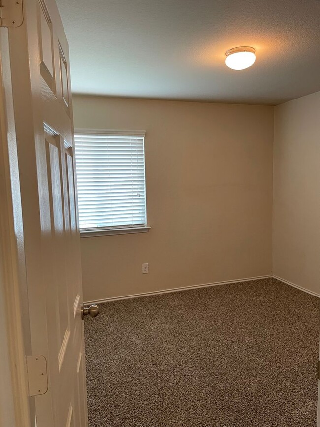Building Photo - Application Received! 3 bed, 2 bath with B...