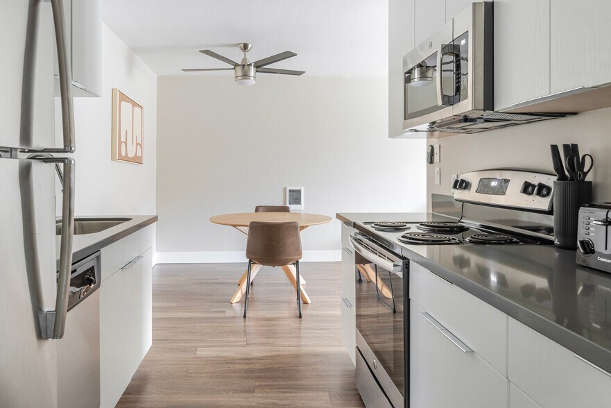 Building Photo - 644 Edgewater Blvd