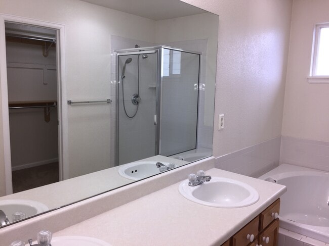 Primary bathroom - 314 Maggie St