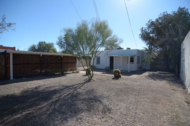 Building Photo - Charming 2 Bedroom 1 Bath Home! Close to the UofA!