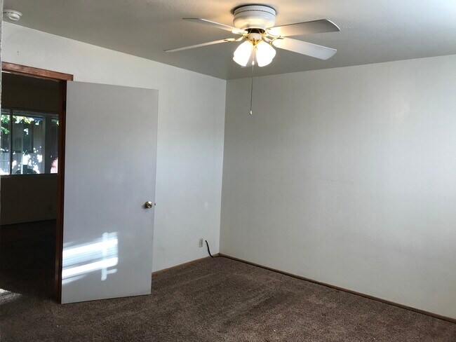 Building Photo - 1391 E Lindo Ave